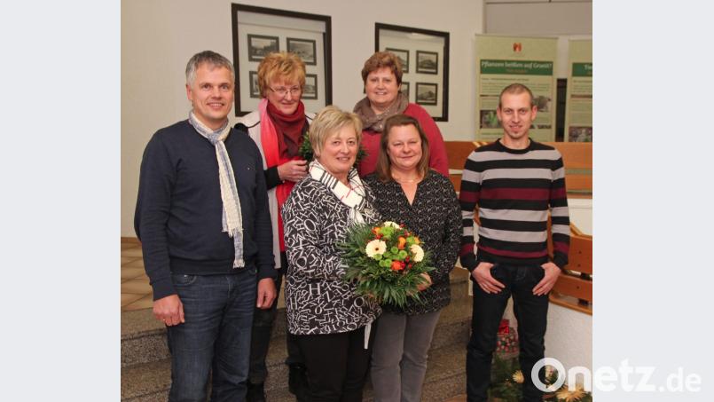 Das Personalkarussell bei der Gemeinde drehte sich. Bürgermeister Thomas Meiler (links) rückte Ulrike Scherer, Margit Sigritz, Margit Frauenreuther, Diana Kraus und Stephan Strunz (von links) in den Blickpunkt. Bild: nm
