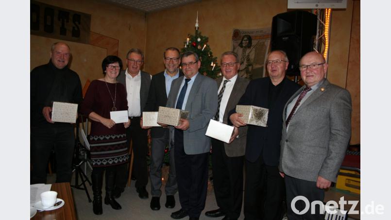 Geschenke in anderer Richtung gibt’s bei der Gesellschaft „Frohsinn“. Vorsitzender Erwin Dromann (von rechts) dankt damit Pfarrer Helmut Süß, drittem Bürgermeister Klaus Lehl, Stadtverbandsvorsitzendem Dieter Kies, zweitem Bürgermeister Karl Lorenz, Dr. Georg Bayerl für die „Stodtbergsaitn“, Monika Stopfer vom Veeh-Harfen-Ensemble und Bürgermeister Peter Lehr für ihre Unterstützung. Bild: gpa