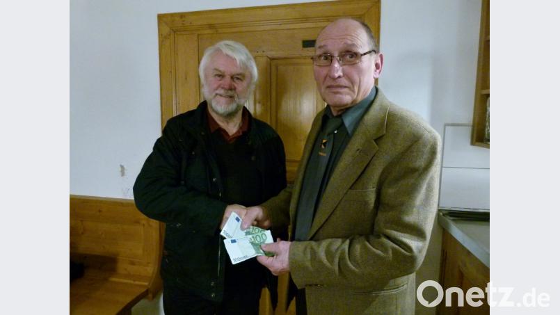 Als kleinen Beitrag zur „zweiten Rettung“ von Bhaktapur übergibt Reinhold Graßler (rechts), der Vorsitzende der Kolpingfamilie, an Martin Kohl, den Gründer und Vorsitzenden des Vereins „Wiederaufbau Bhaktapur“ eine 200-Euro-Spende. Die nepalesische Königsstadt war 2015 durch ein Erdbeben größtenteils zerstört worden. Bild: rn