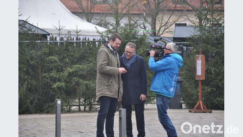 Bürgermeister Franz Stahl und Ludwig Bundscherer zeigen vor laufender Kamera, wie der neue &quot;Kollege&quot; funktioniert. Bild: jss