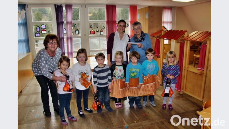 Gerda Olk (rechts) überreicht an Erzieherin Sarah Bielesch ein Geldgeschenk. Ursula Fuchs (links) hält Obst für die Kinder bereit. Bild: ds