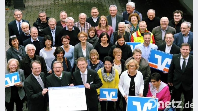Die Vertreter, Vorsitzenden der Vereine und Verbände, die insgesamt 30.000 Euro von der Volks- und Raiffeisenbank Amberg erhalten haben. Vorne links die VR-Bank-Vorstände Dieter Paintner und Andreas Reindl., da zwischen Bürgermeister Martin Preuß. Bild: gf