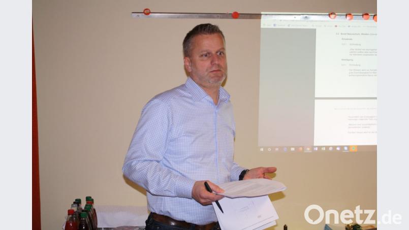 Über den Planungsstand der Baugebiete "Kirschbaumacker" und "Am Bühl" sprach Ingenieur Michael Wagner in der Trabitzer Gemeinderatssitzung. Bild: bjp Bild: bjp