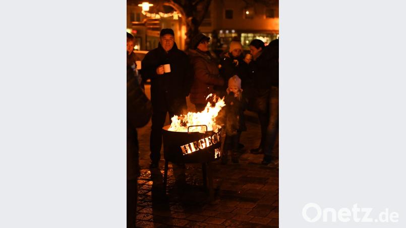 Nach dem Konzert konnte man vor der Stadtpfarrkirche noch gemütlich beisammen sein, sich wärmen und leckeren selbstgemachten Punsch kosten. Bild: Freya Stöckl