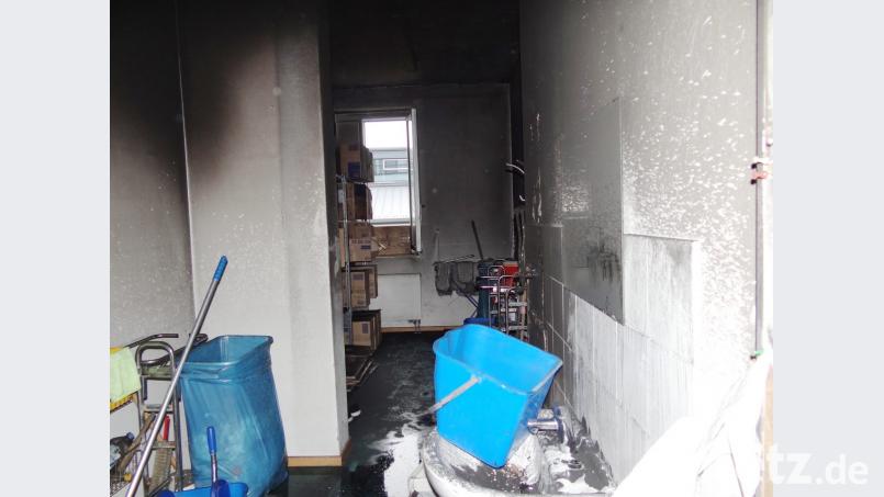 Rußgeschwärzt ist die Putzkammer. Ein technischer Defekt an der Heizung löste hier eine Schmorbrand aus. Bild: Martin Staffe