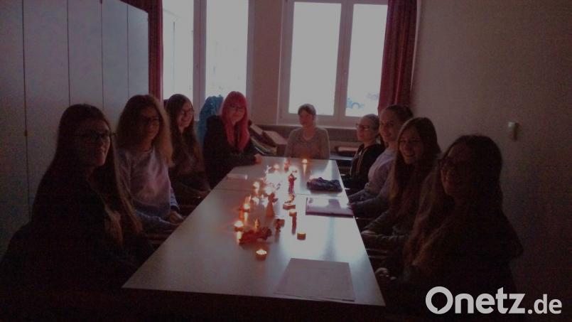 Sehr aufgeschlossen für religiöse Themen sind diese Mädchen aus der zehnten Klasse bei der Frühschicht in der Mittelschule Kemnath. Bild: jzk