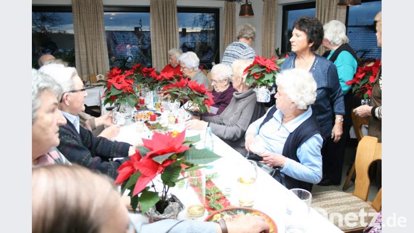 Beim Austeilen der Weihnachtssterne an den Tischen. Bild: roh