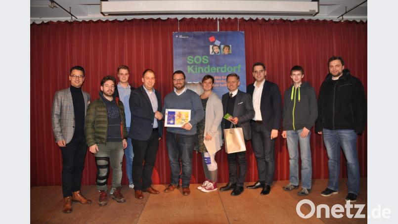 Zusammen mit JU-Kreisehrenvorsitzendem Bernhard Söllner, stellvertretendem Kreischef Michael Dutz, dem Kastler Ortsvorsitzendem Felix Kirchberger (von links), Markus Schreyer, Mathias Wöhrl (beide Kemnath), Bezirksvorsitzendem Christian Doleschal, Abgeordnetem Tobias Reiß und JU-Kreisgeschäftsführerin Sandra Kellermann übergibt Kreisvorsitzender Matthias Grundler eine Spende an SOS-Kinderdorfleiter Volker Hassel (von rechts). Bild: ak