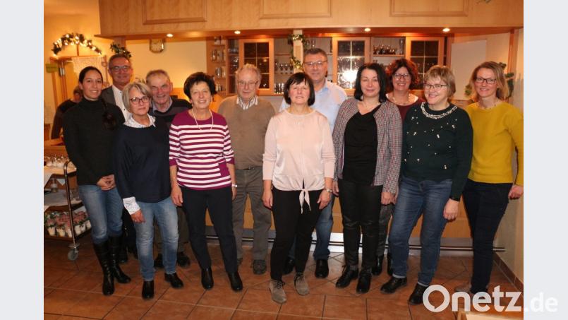 Vorsitzender Josef Häckl (hinten Mitte) dankt zahlreichen Jubilaren für ihre langjährige Mitgliedschaft im Verein. Zu den Geehrten gehört auch Bürgermeister Werner Nickl (Zweiter von links). Bild: rpp