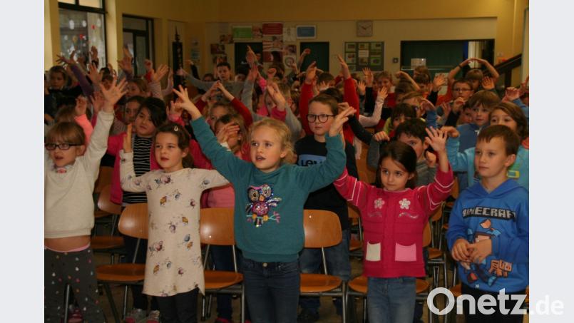 Das Miteinander zählt: Die Kinder der Waldershofer Schule stimmen sich schon auf die Schwerpunkte in den nächsten Monaten ein. Bild: fpoz