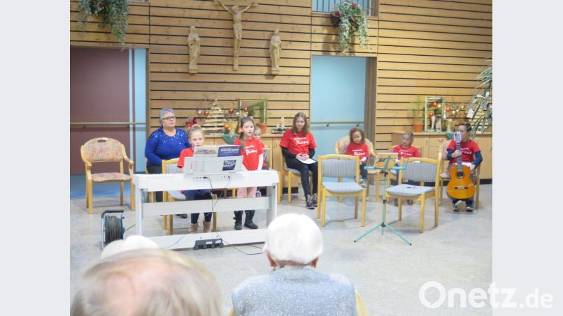 Alexandra Raß (links) hat ihre Musikschüler sehr gut auf das Weihnachtskonzert im Haus Falkenstein vorbereitet. Mit ihrem Gesang und Können an den Instrumenten stecken die Kinder ihre Zuhörer an, die reihum in die Lieder mit einstimmen. Bild: jzk