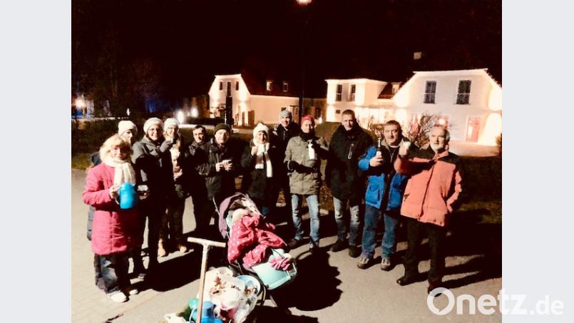Dick eingepackt machen sich die Kegler des SC Eschenbach zu ihrer Nikolauswanderung auf. Zum Aufwärmen und zur Stärkung führen sie im Bollerwagen Glühwein, Stollen und Plätzchen mit. Bild: exb