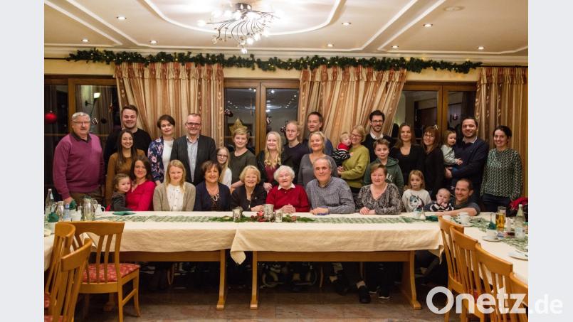 Emma Schmucker (sitzend, Mitte) freut sich über den Besuch aller Familienmitglieder, bis hin zu den 18 Enkelkindern und neun Urenkeln. Bild: fjo