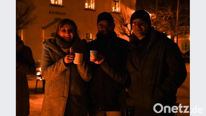 Nach dem Adventskonzert gab es noch Punsch und Glühwein und feine Lebkuchen von der Stadtkapelle Pfreimd für die vielen Besucher spendiert. Bild: Freya Stöckl