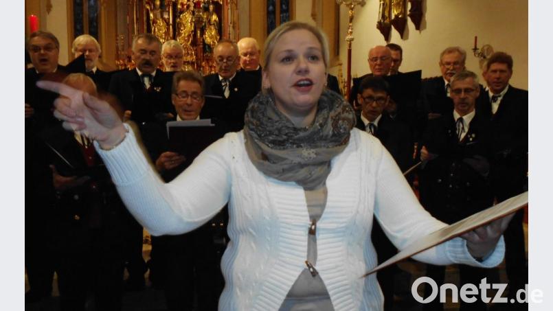 Eindrucksvolle Darbietungen gelangen dem Ehenfelder Männerchor beim „Adventjodler“ genauso wie bei „Still oh Himmel“. Zum I-Tüpfelchen geriet das einfühlsam vorgetragene „Wenn ich ein Glöcklein wär“, das Dirigentin Saskia Krügelstein mit ihrem „Ave Maria-Sologesang“ zu einem nachhaltigen Erlebnis werden ließ. Bild: u