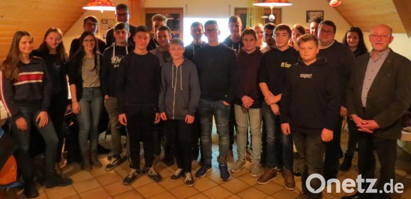 Die lange Tradition der Landjugend kann weitergehen. 17 Jugendliche trafen sich im Gemeindezentrum zur Wiederbelebung der KLJB-Ortsgruppe und wählten ein Führungsteam. Dazu gratulierten auch die Mitglieder der Kreisvorstandschaft, Diözesanseelsorger Udo Klösel (Dritter von rechts) und Bürgermeister Georg Köppl (rechts). Bild: kö