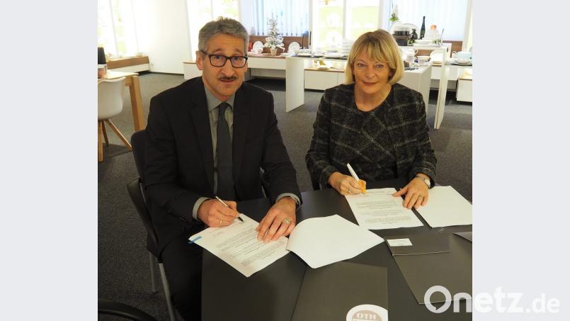 Unterschriften vor der Kulisse hochwertigen Porzellans: Seltmann-Geschäftsführer Josef Kallmeier und OTH-Präsidentin Andrea Klug unterzeichnen den Kooperationsvertrag Bild: Bühner