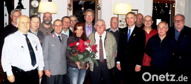 Geehrte und Ehrengäste bei der Jahresabschlussfeier der KRK Vilseck (von links): Florian Winkelmaier, Werner Stubenvoll, Hans Winter, Rupert Luber, KRK-Vorsitzender Maximilian Hammer, Ägidius Weiß, Robert Schwab, Dagmar Hammer, Gerhard Rauschert, Heinrich Deinzer, Herbert Zwack, Reservisten-Kreisvorsitzender Bertram Gebhard, Christoph Mrasek, Herbert Grollmisch, Georg Stadler und Wilhelm Ertl. Bild: exb