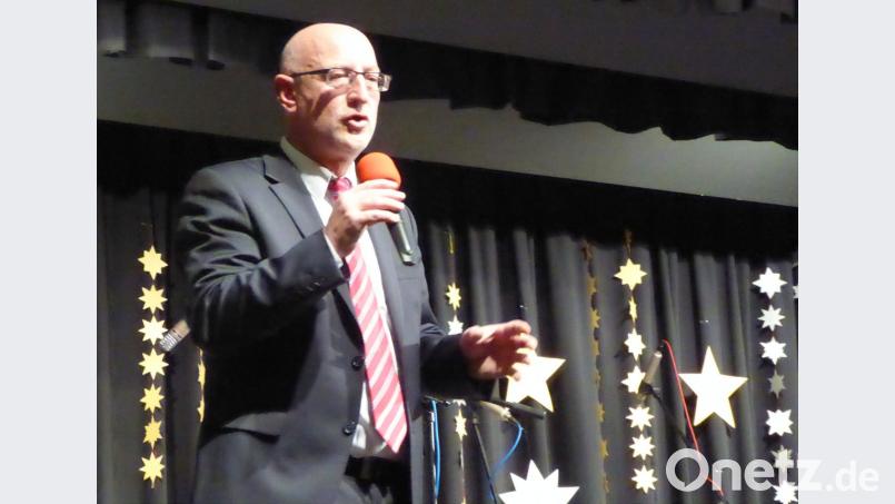 Anton Hochberger begrüßt die Besucher zum Weihnachtskonzert. Bild: fsb