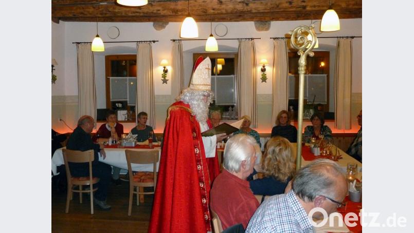 Bei der Weihnachtsfeier der Nachbarschaftshilfe Bärnau darf auch der Nikolaus nicht fehlen. Bild: bir