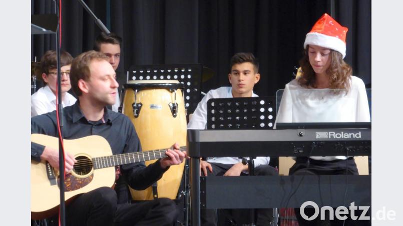 "Santa Claus is Coming to Town“ mit Chorleiter Jan Meusel an der Gitarre. Bild: fsb