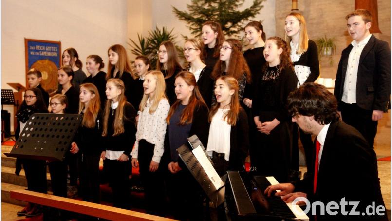 Der Chor der siebten Klasse sang unter der Leitung von Michaela Lippert ein französisches Weihnachtslied, von Stefan Schindler am Klavier begleitet. Bild: Hirsch
