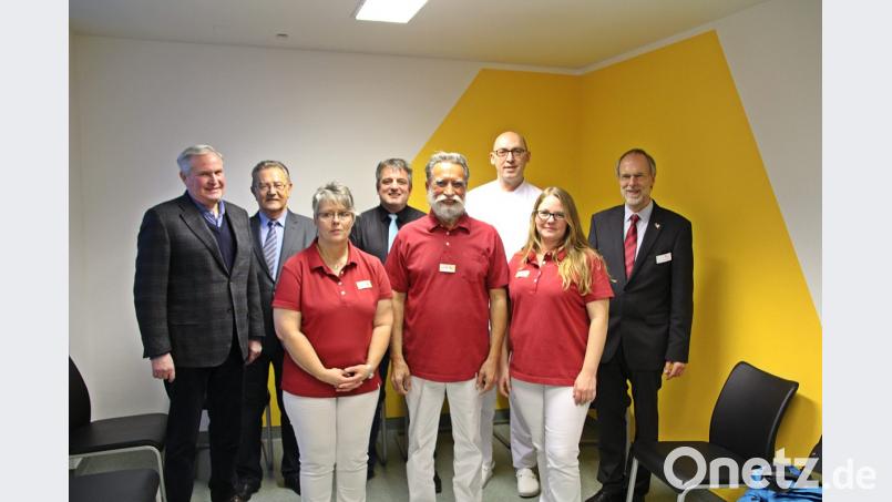 Praxiseröffnung mit (hinten, von links) stellvertretendem Landrat Martin Weiß, Zweitem Bürgermeister Herbert Lehner, Dr. Jürgen Krieg, Dr. Edmund Goß, Klinik-Vorstand Klaus Emmerich sowie (vorne, Mitte) Dr. Sartej Sawhney mit zwei Praxishelferinnen. Bild: jma