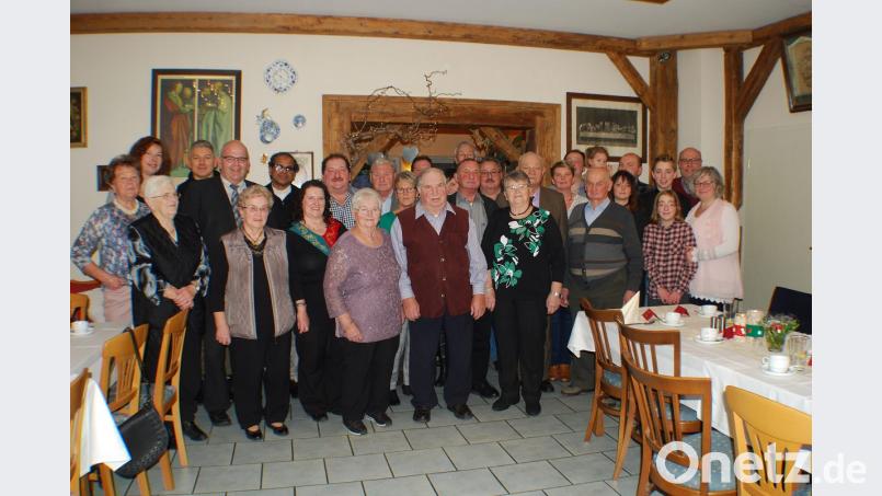 Ihren 80. Geburtstag feierte Waltraud Grillmeier (vorn Mitte neben Ehemann Ludwig). Zu den Gratulanten zählten auch Heide Löw vom KDFB (Zweite von links), Bürgermeister Klaus Meyer (Fünfter von links), Pfarrer George Parankimalil (daneben), der Seniorenbeauftragte Franz Danhauser (hinter der Jubilarin) und Edeltraud Köstler vom Pfarrgemeinderat (etwas verdeckt hinter Ludwig Grillmeier). Bild: enz