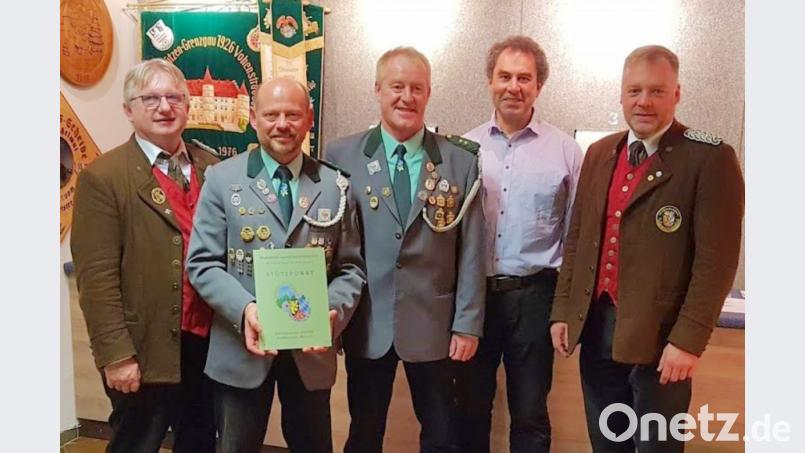 Bezirksschützenmeister Harald Frischholz (rechts) übergibt mit seinem Stellvertreter Dieter Beer an Schützenmeister Johannes Zeug, Jugendleiter Karlheinz Hagner und Trainer Roland Helm (von links) die Ernennungstafel. Bild: fjo