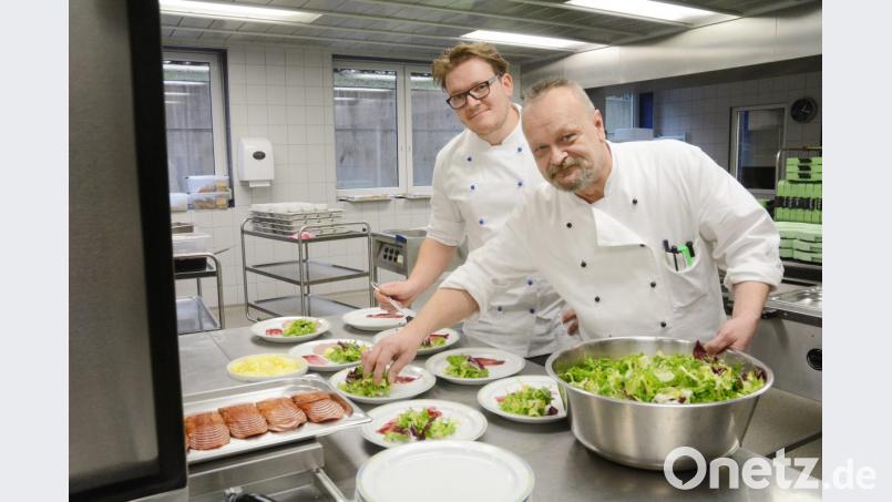 Zeit anzurichten: Küchenchef Franz Würth (links) und sein Kollege Maximilian Heuer teilen die Arbeit untereinander auf, damit es schneller geht. Bild: Gabi Schönberger