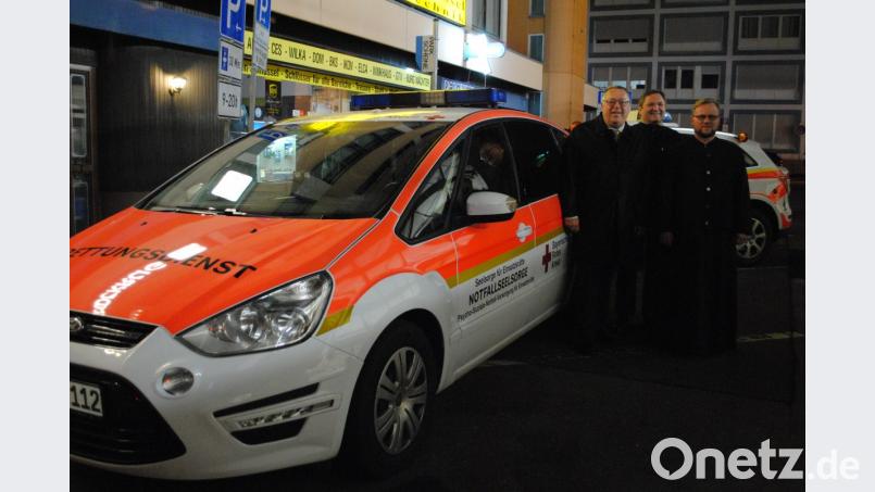 Spende aus der Zahngoldaktion des Lions Clubs Weiden: Dr. Frank Wohl (links) übergibt das neue Einsatzfahrzeug des PSNV-E an Pfarrer Klaus Klein (Mitte) und Pater Romanos Werner (rechts). Bild: gag