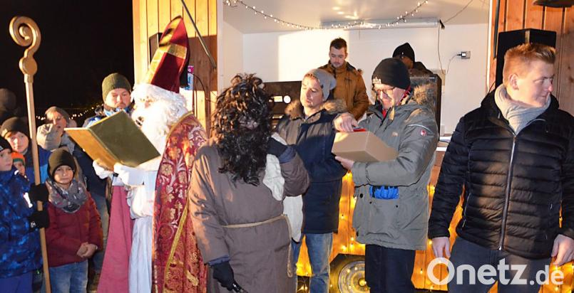 Etwas ganz Besonderes bringt der Nikolaus beim „Winterdorf-Festl“ des Sportclubs für die Kinder mit: Zum Auftakt der Feiern zum 60-jährigen Bestehen des Vereins verteilt er kostenlos das frisch gedruckte „Kick-Off SCK-Sammelalbum“ an die Mädchen und Buben. Bild: ü