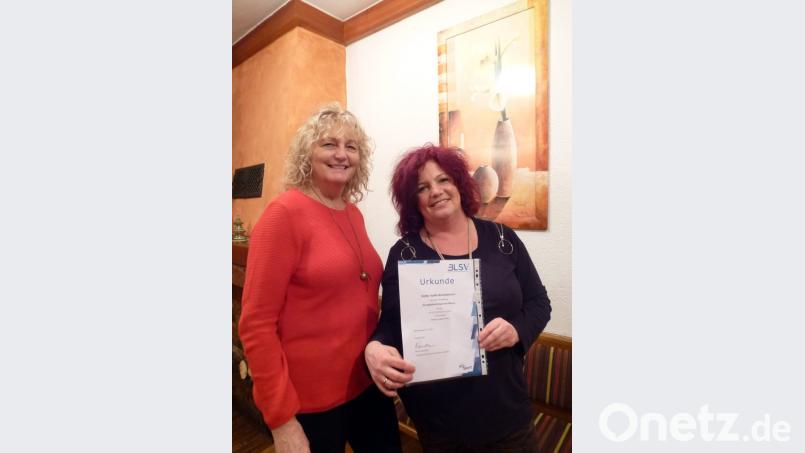 Spartenleiterin Isolde Schneider (links) gratuliert Esther Späth-Schöcklmann zum neuen Übungsleiter-Schein. Bild: stg