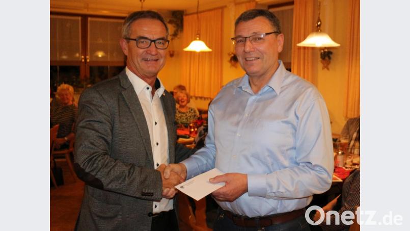 Bürgermeister Werner Nickl (links) dankt dem OGV für das Engagement während des Jahres und überreicht als Dankeschön 500 Euro an Vorsitzenden Josef Häckl. Bild: rpp