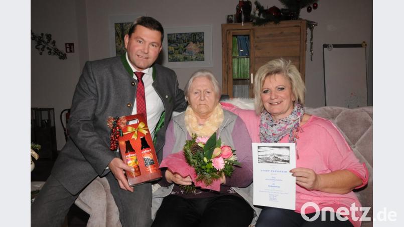 Anna Gallitzendörfer feiert ihren 85. Geburtstag. Dazu gratulieren Bürgermeister Rainer Rewitzer und Cornelia Völlkll, Leiterein der Tagespflege "Herbstsonne" und zugleich Nichte der Jubilarin. Bild: bey