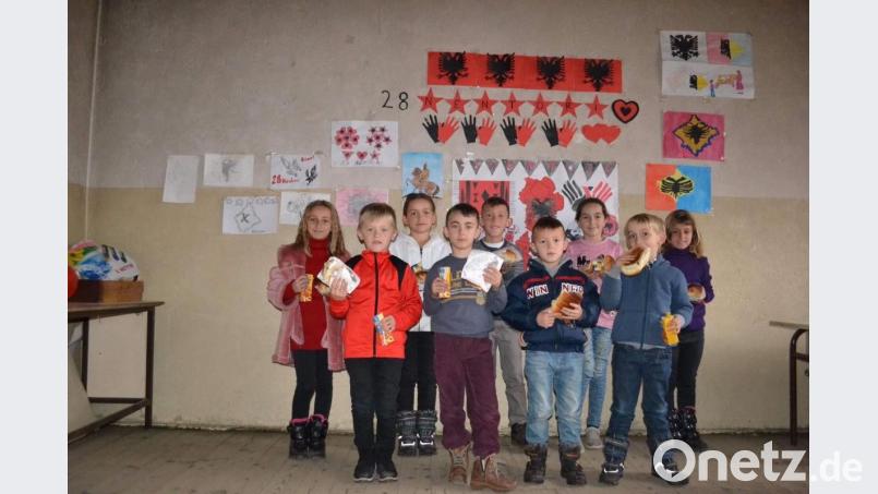 Die Schulspeisung, die die Aktion „Für des Leben und die Hoffnung“ im September für die Grundschüler in Tugjec im Kosovo eingeführt hat, wird von den Kindern freudig angenommen. Bild: gpa