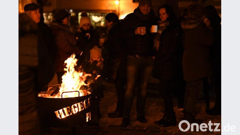 Nach dem Konzert konnte man vor der Stadtpfarrkirche noch gemütlich beisammen sein, sich wärmen und leckeren selbstgemachten Punsch kosten. Bild: Freya Stöckl