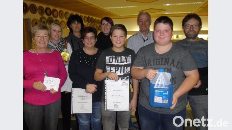 Freudige Gesichter bei der Siegerehrung des Geburtstagsschießens im Schützenheim mit den Gewinnern Andreas Reitinger (vorne, rechts) und Sieglinde Dirscherl (vorne, links). Bild: dl