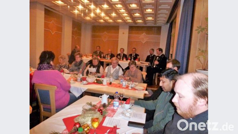 Bei der Senioren-Adventsfeier der KAB Waldsassen im Jugendheim mit dabei waren auch (von rechts) die Pfarrvikare Markus Hochheimer und John Gali, Praktikant Frater Gregor Schuller sowie (hinten) die Singgruppe der Eghalanda Gmoi. Bild: exb