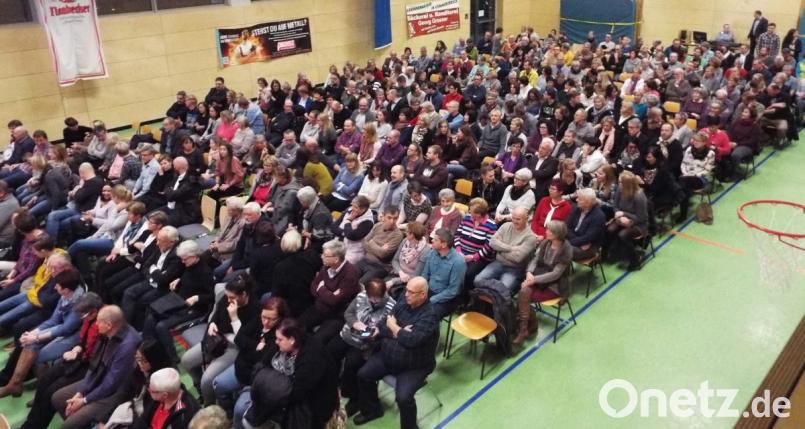 Der proppenvolle Saal. Bild: e