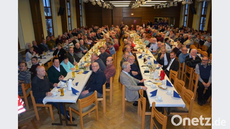 Prall gefüllt ist der Saal des Josefsheims bei der traditionellen Pensionärs-Weihnachtsfeier der Firma Schott. Bild: jr