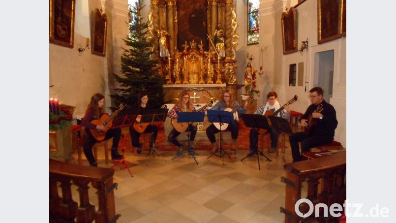 Das Gitarrenensemble unter der Leitung von Matthias Rieß spielt die beiden Stücke „Ronde“ (Tielman Susato) und „Berceuse“ (Isaak Albéniz) mit sauberer Technik und schönem Klang. Bild: soj
