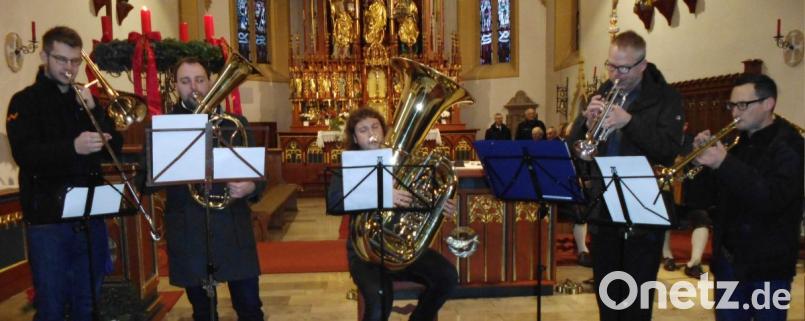 Das Musikzug-Bläser-Quintett setzt mit „Santa Claus is coming to town“ und „Mary had a baby“ moderne, schwungvolle Akzente, überzeugt aber genauso beim alten englischen Choral „God rest ye merry gentlemen“ (von links): Erik Remhof, Thomas Stark, Lukas König, Gunter Leipert und Jürgen Enderer. Bild: u