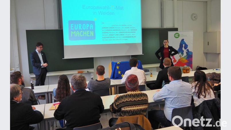 Stephan Raab und Susanna Schmitt von den Jungen Europäischen Föderalisten (stehend, von links) warben für Europa. Bild: Bühner