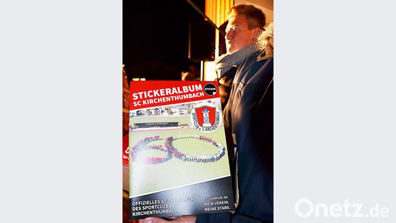 So sieht es aus, das Sammelalbum, in dem 400 Fotos Platz haben. In einer Großaktion ließen sich dafür im Herbst 323 Mitglieder des Sportclubs fotografieren. Hinzu kommen 23 Mannschaftsfotos. Komplett abgelichtet wurden die Akteure der Sparten Fußball, Tennis, Aerobic, Kinderturnen und Volleyball. Das Album ist somit eine Art Sportfamilienbuch. Bild: ü