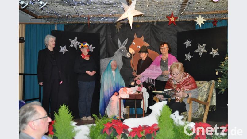 Drei merkwürdige Gäste bei der Weihnachtsfeier. Bild: exb