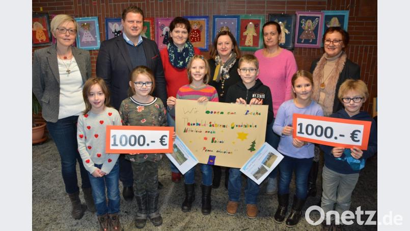 Mit jeweils 1000 Euro unterstützt die Grundschule Mitterteich ihre Partnerschule in Kenia und die Aktion "Lichtblicke". Im Bild die Geldübergabe mit (hinten, von links) Sabine Schiml, 2. Bürgermeister und Elternbeirat Stefan Grillmeier, Elternbeiratsvorsitzender Carola Wölfl, Rektorin Renate Zuber, stellvertretender Schulleiterin Gabriele Stock und "Lichtblicke"-Schirmherrin Edith Lippert. Bild: jr