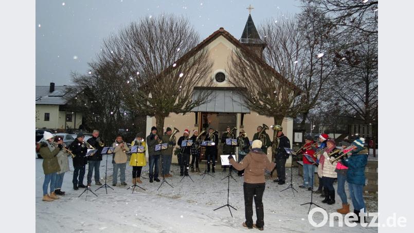 Der evangelische Posaunenchor Neunkirchen-Weiden spielt zum Adventsblasen am dritten Adventssonntag an vier Stationen, unter anderem an der Frauenrichter Kapelle wie hier im Bild, vorweihnachtliche Melodien. Bild: Dobmeier