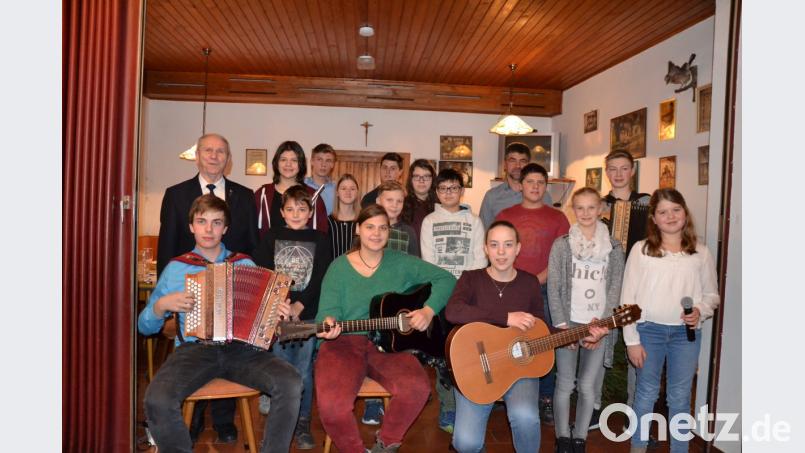 Die Ministranten der Filialgemeinde Tröbes unterhalten die Besucher im Gasthof Bodensteiner mit Liedern, Geschichten und Sketchen. Bild: gi