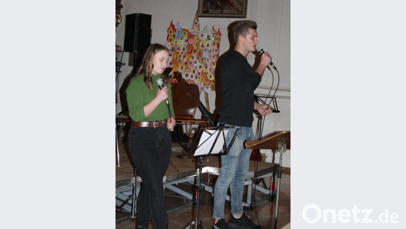 Begleitet von der Rockband agierten Pauline Mösbauer und Heinz Dettmann als Solosänger mit &quot;Someday at Christmas&quot;. Bild: lg